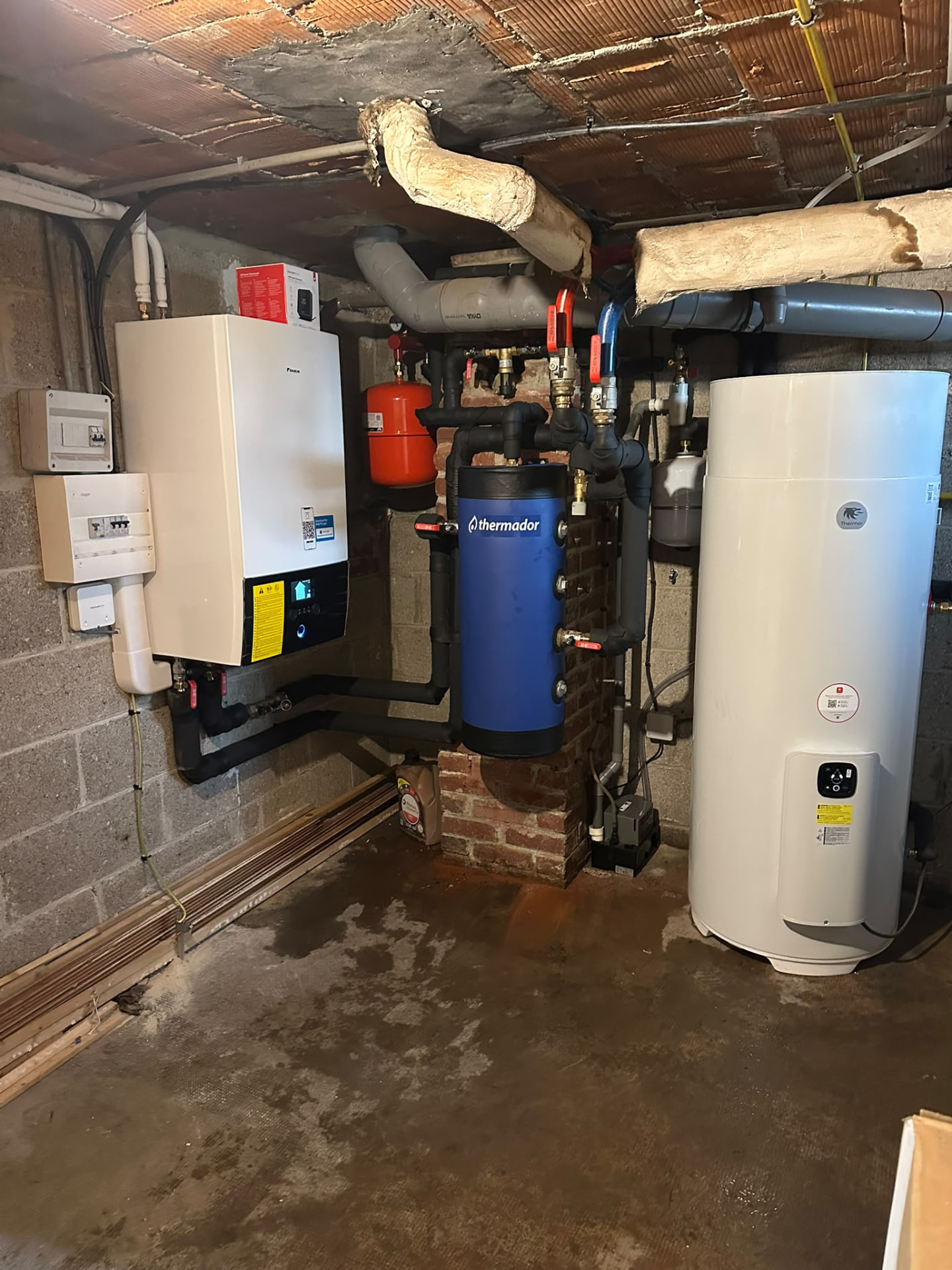 Installation PAC air-eau + eau chaude Daikin · Thermor — Local technique